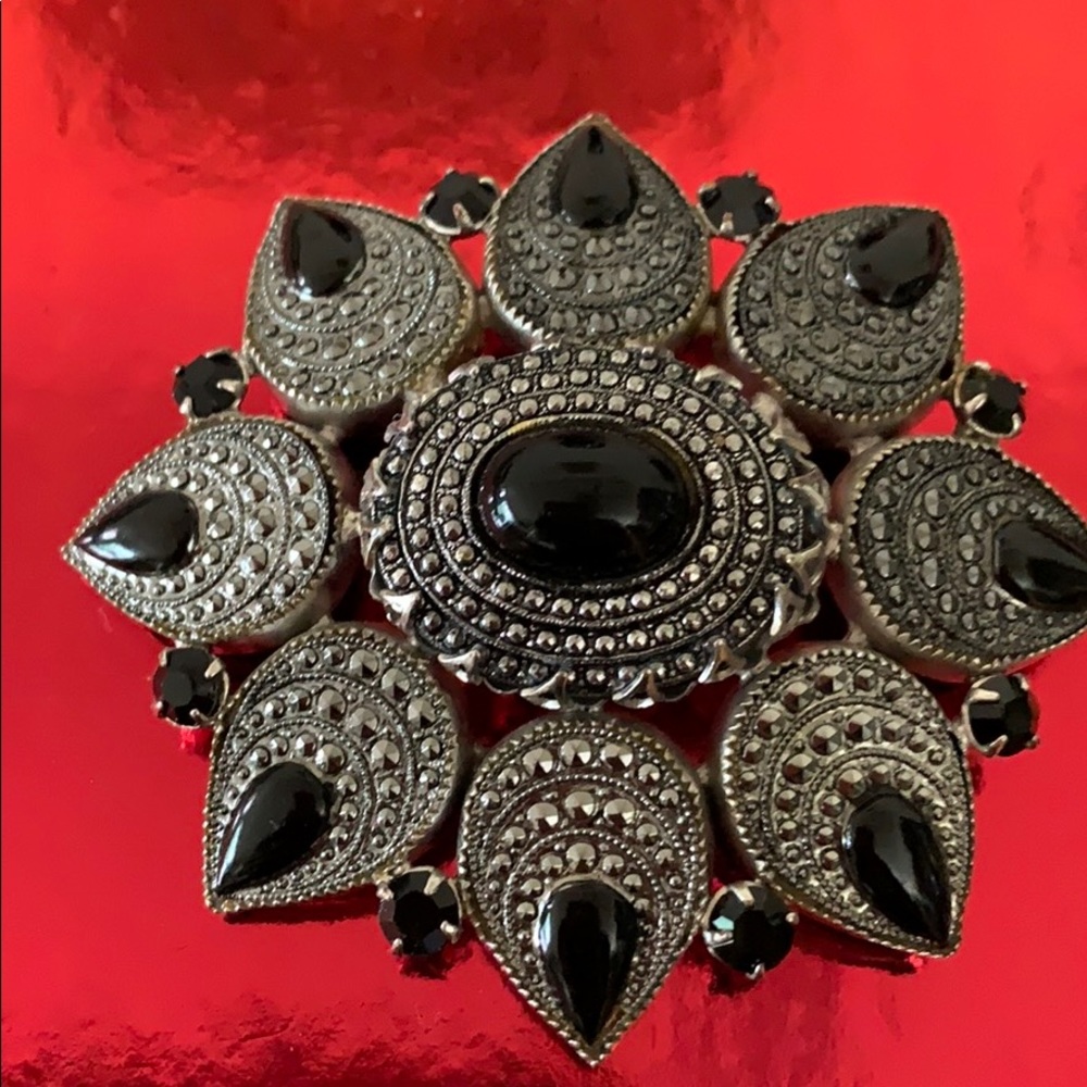 #557 Vintage JEANNE Brooch